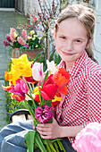 Mädchen mit Frühlingsblumen in der Hand