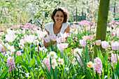 Frau in einem Feld mit Frühlingsblumen