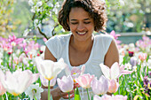 Frau im Frühlingsgarten