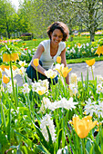 Frau mit Frühlingsblumen