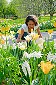 Frau mit Frühlingsblumen