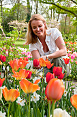 Frau hält Tulpen