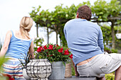Ehepaar auf Terrasse im Garten
