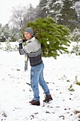 Mann mit Weihnachtsbaum