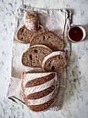 Granatapfeltee-Brot aus Sauerteig