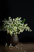 Strauß Maiglöckchen(Convallaria majalis) in Vase