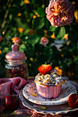 Cupcake mit Erdbeeren, Rosenblättern und Streuseln