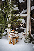 Cupcakes with mascarpone cream, cranberries and cinnamon stars