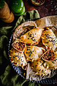 Empanadas mit roten Bohnen, Thunfisch und Tomaten