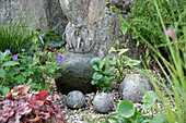 Wasserspiel im Garten mit Storchschnabel (Geranium), Froschlöffel (Alisma), Pfeilkraut, Purpurglöckchen (Heuchera), Farn im Steingarten