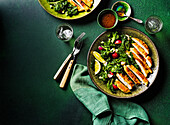 Mandel-Hähnchen mit mariniertem Sumach-Grünkohlsalat