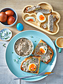 Röstbrot mit Pilz-Pâté, Eiern und Thymiansalz