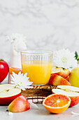 Frisch gepresster Orangen-Apfelsaft