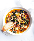 Ribollita - toskanische Gemüsesuppe mit geröstetem Brot