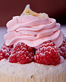 Meringue tartlets with raspberries and cream