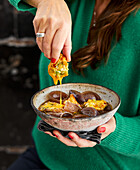 Zwiebelsuppe mit Cheddar-Bites und Knoblauch