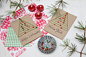 Weihnachtliche DIY-Karten mit Fäden und Perlen