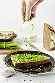 Buttered bread with fresh chives