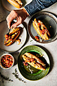 Scharfe vegetarische Hot Dogs mit Sauerkraut und Tomaten-Chutney
