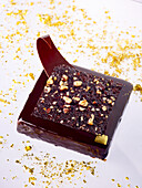 Gianduja-Schokoladentörtchen mit Nüssen und Blattgold
