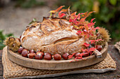 Selbstgebackenes Brot mit Maroni und Weinranke