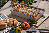 Mediterraner Zucchini-Tomaten-Auflauf mit Mozzarella
