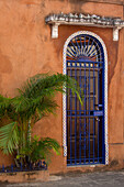 Bunte Tür eines Kolonialhauses in der alten Kolonialstadt Santo Domingo, Dominikanische Republik. Ein UNESCO-Weltkulturerbe