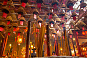 Mit brennendem Weihrauch werden Gebete zum Himmel im Man-Mo-Tempel, einem buddhistischen Tempel in Hongkong, China, gesandt
