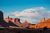 Die Utah-Monumente im Monument Valley im Monument Valley Navajo Tribal Park im Navajo-Reservat in Arizona