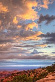 Farbenfrohe Wolken bei Sonnenaufgang über Hunt's Mesa im Monument Navajo Valley Tribal Park in Arizona
