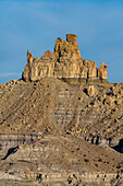 Angel Peak Scenic Area in der Nähe von Bloomfield, New Mexico. Die Sandsteinformation Angel Peak mit den darunter liegenden Badlands des Kutz Canyon