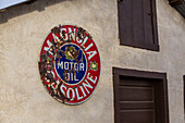 Ein altes Schild für Magnolia-Benzin und -Motoröl an einem Gebäude in San Antonio, einer Kleinstadt im ländlichen New Mexico