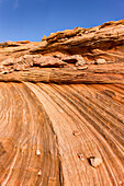 Gestreifte Muster und Querschichten in Navajo-Sandsteinformationen. South Coyote Buttes, Vermilion Cliffs National Monument, Arizona