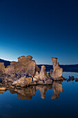 Tuffsteinformationen spiegeln sich im Mono Lake in Kalifornien in der Abenddämmerung
