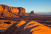 Sentinal Mesa, die Stagecoach und Castle Butte im Monument Valley Navajo Tribal Park in Arizona. Der Stagecoach liegt hinter Castle Butte und ist eine separate Formation