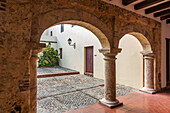 Ehemaliges Haus von Gaspar de Atudillo, ca. 1528 n. Chr., in der Calle Las Damas in der alten Kolonialstadt Santo Domingo, Dominikanische Republik. Ein UNESCO-Weltkulturerbe. Heute beherbergt es die Sociedad Dominicana de Bibliofilos.