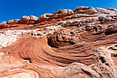 Mond über erodierten Navajo-Sandsteinformationen in der White Pocket Recreation Area, Vermilion Cliffs National Monument, Arizona