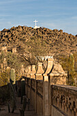 Der Grottenhügel mit dem weißen Kreuz außerhalb der Schutzmauer der Mission San Xavier del Bac, Tucson Arizona
