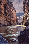 Rafting auf dem Rio Grande River im Santa Elena Canyon im Big Bend National Park in Texas. Links ist Mexiko zu sehen.