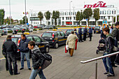 Taxis warten vor dem internationalen Flughafen von Vilnius in Litauen