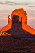 Schatten des West Mitten projiziert auf den East Mitten bei Sonnenuntergang im Monument Valley Navajo Tribal Park in Arizona. Dieses Phänomen tritt zweimal im Jahr auf.