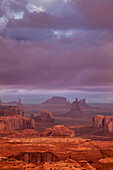 Stürmische Wolken bei Sonnenaufgang im Monument Valley Navajo Tribal Park in Arizona. Blick von Hunt's Mesa