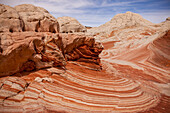 Farbenfroher erodierter Navajo-Sandstein in der White Pocket Recreation Area, Vermilion Cliffs National Monument, Arizona. Hier sind sowohl plastische Verformung als auch Querschichtung zu sehen.