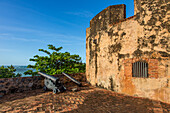 Spanische Kanonen aus der Kolonialzeit überblicken den Atlantischen Ozean in Fortaleza San Felipe, heute ein Museum in Puerto Plata, Dominikanische Republik