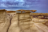 Sandsteinfelsen auf Hoodoos in den farbenfrohen Lehmhügeln in den Badlands des San Juan Basin in New Mexico