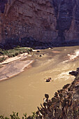 Rafting auf dem Rio Grande River im Santa Elena Canyon im Big Bend National Park in Texas. Links ist Mexiko zu sehen.