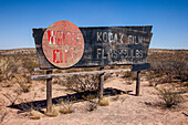 Ein verfallenes Schild in der Nähe von Whites City, New Mexico, das für Kodak Film wirbt. Whites City ist das Tor zum Carlsbad Caverns National Park