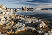 Tuffsteinformationen mit Nebel im Mono Lake in Kalifornien