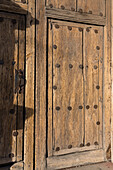 Detail der verwitterten Holztüren des Vordereingangs der Mission San Xavier del Bac in Tucson, Arizona