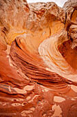 Farbenfroher erodierter Navajo-Sandstein in der White Pocket Recreation Area, Vermilion Cliffs National Monument, Arizona. Hier sind sowohl plastische Verformung als auch Querschichtung zu sehen.